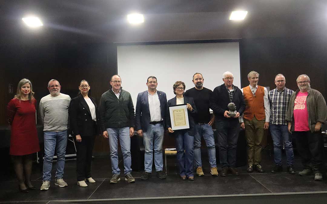 Foto de familia de premiados, nominados y participantes en la V edición del Premio Darío Vidal./ C.O.