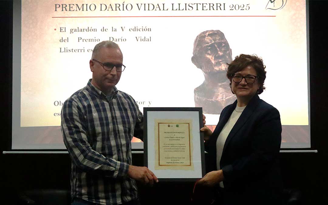 Pagui Agud recibió la mención honorífica en nombre de sus padres./ C.O.