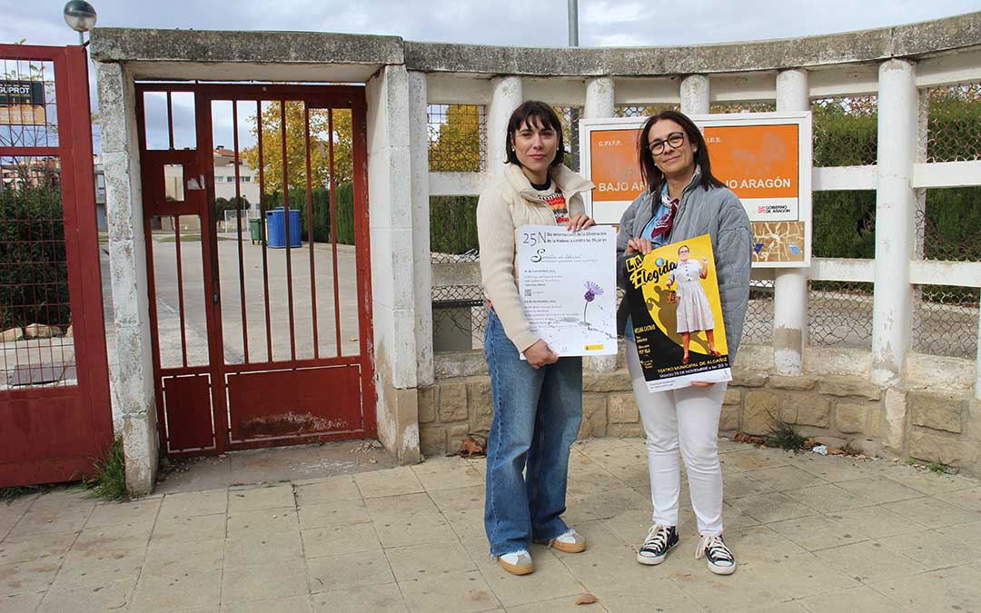 La concejal de Igualdad y la técnico del área de Alcañiz, Marta Alquézar y Mª Ángeles Montañés, en la víspera del 25-N presentado los actos en el IES Bajo Aragón. / B. Severino