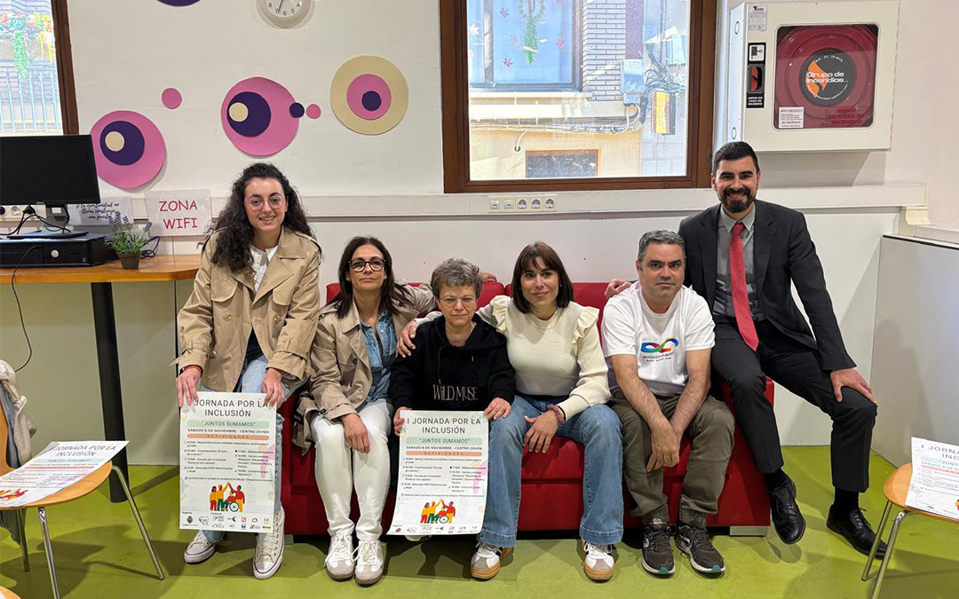 Asociaciones y autoridades en la presentación de la I Jornada por la Inclusión 'Juntos Sumamos'. / S.C