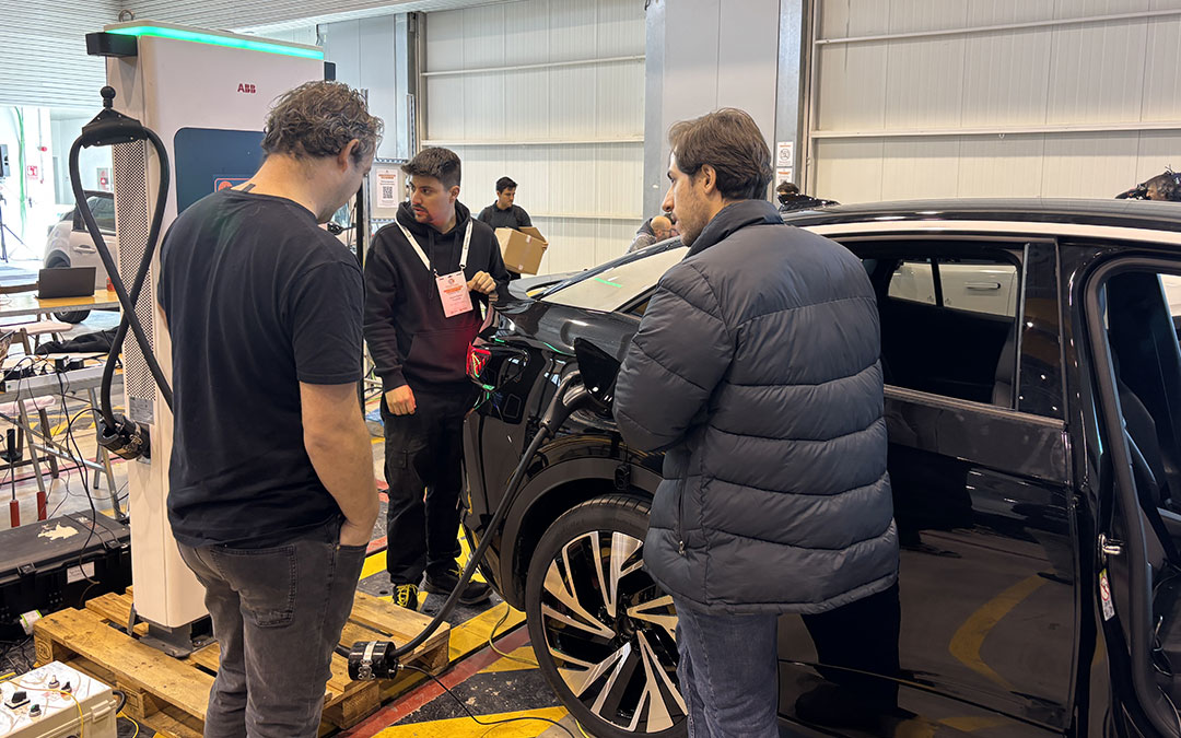 Profesionales en una de las pruebas a tiempo real de sistemas de recarga de un coche. / S.C
