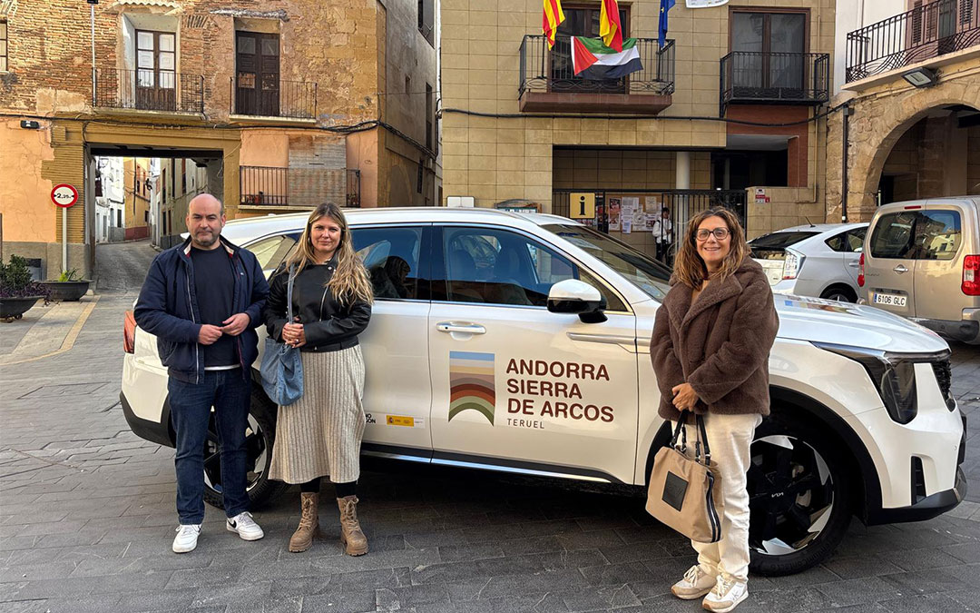 Fernando Galve, Naiara Loras e Inma Moliner posan con el vehículo. / S.C