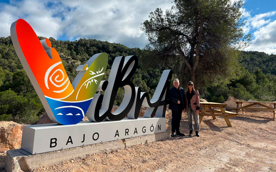El presidente, Jose Miguel Celma, y la consejera de Turismo, Belén Adán, posan junto a la nueva estatua./ CO BAJO ARAGÓN