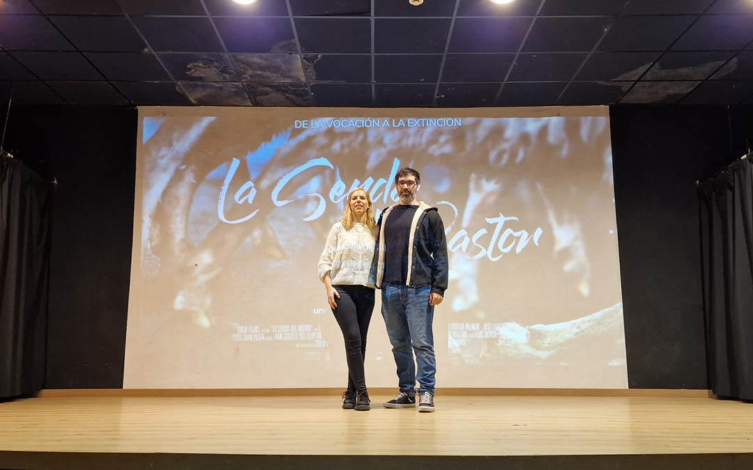 Silvia Pradas y Javier Llovería, directora y productor del Documental "La Senda del Pastor", proyectado en Arens de Lledó./M.J. Salvador