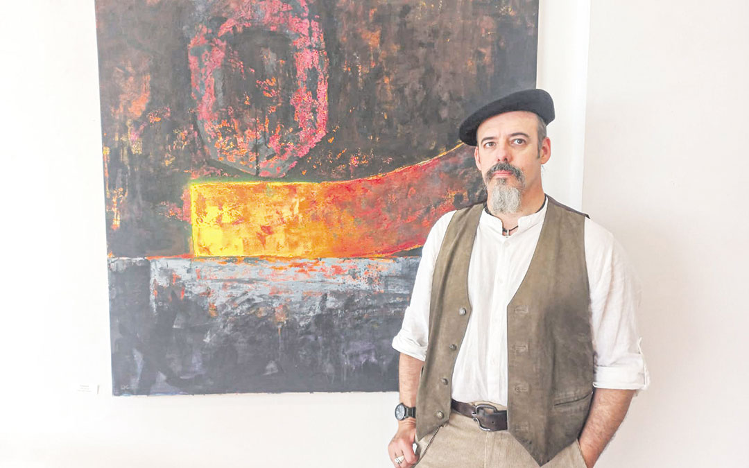 David Castillo ante una de sus obras de la muestra ‘Hefesto’. / Birrus