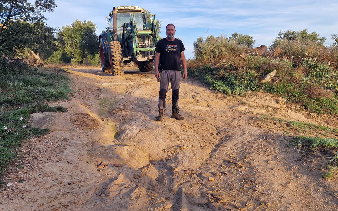Luis Puchol, miembro de la Junta de la Asociación de Agricultores de Calaceite, nos muestra el mal estado de los caminos rurales./M.J. Salvador