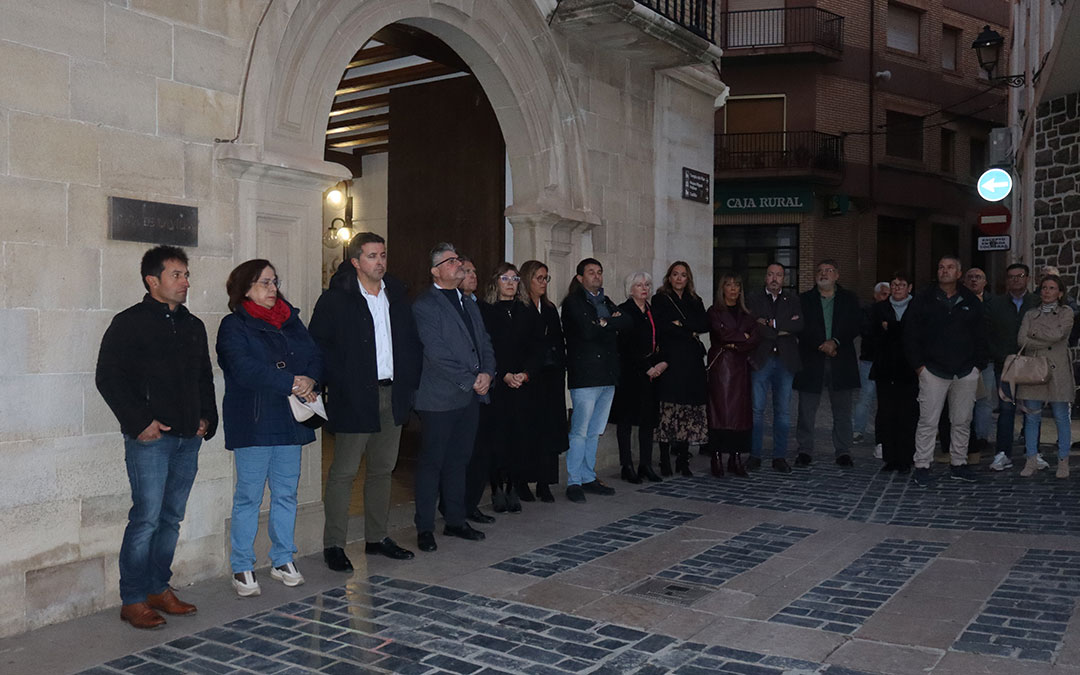 Más de 200 personas se han concentrado en la plaza de España de Calanda esta tarde de sábado para expresar "la firme condena" ante la brutal paliza. / A.Z