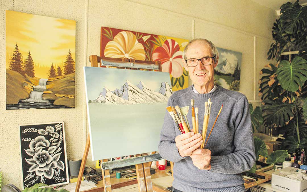 Alfredo Layel, en su estudio con uno de sus cuadros tan característicos con sus paisajes invernales. / B. Severino