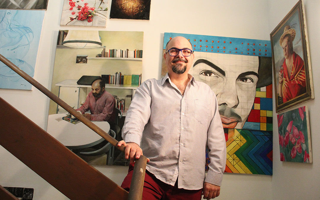 Álvaro Clavero Cebrián rodeado de una parte de sus obras entre hiperrealismo, geometrías y naturaleza. / B. Severino