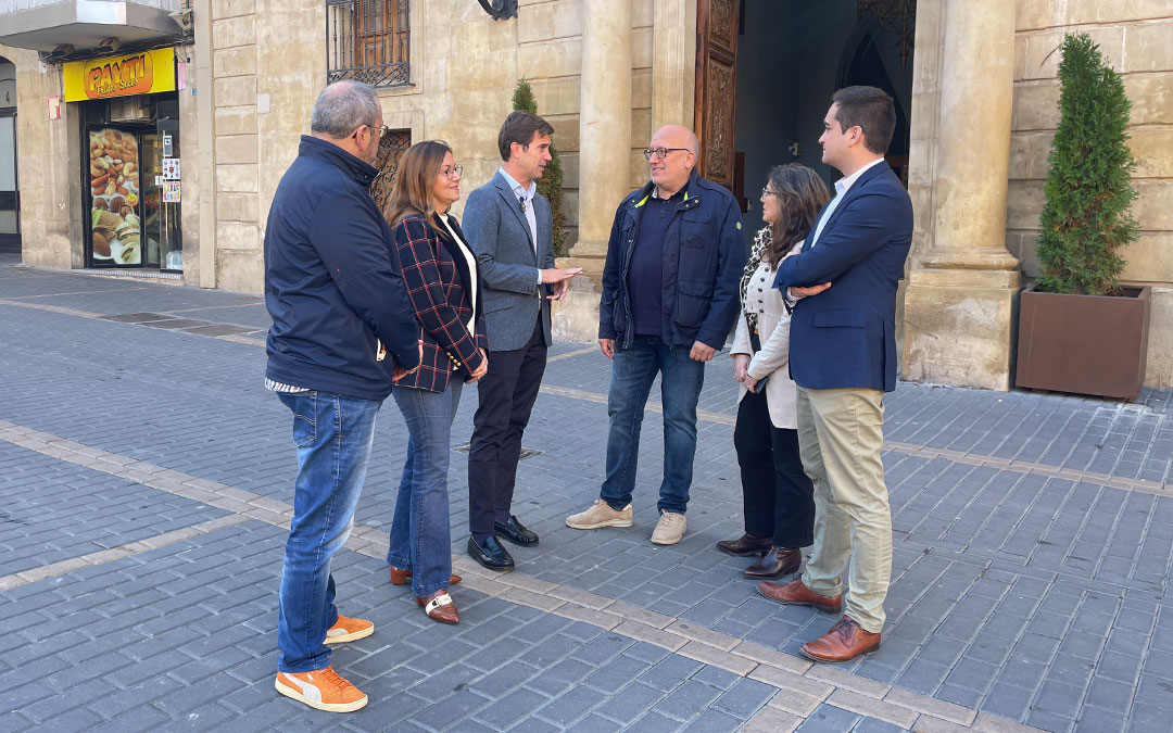 Ramón Celma, presidente provincial del PP, Ana Jarque, alcaldesa de Caspe, junto con José Miguel Albiac, Agustín Moré y Encarna Romero, concejales./ S.F.