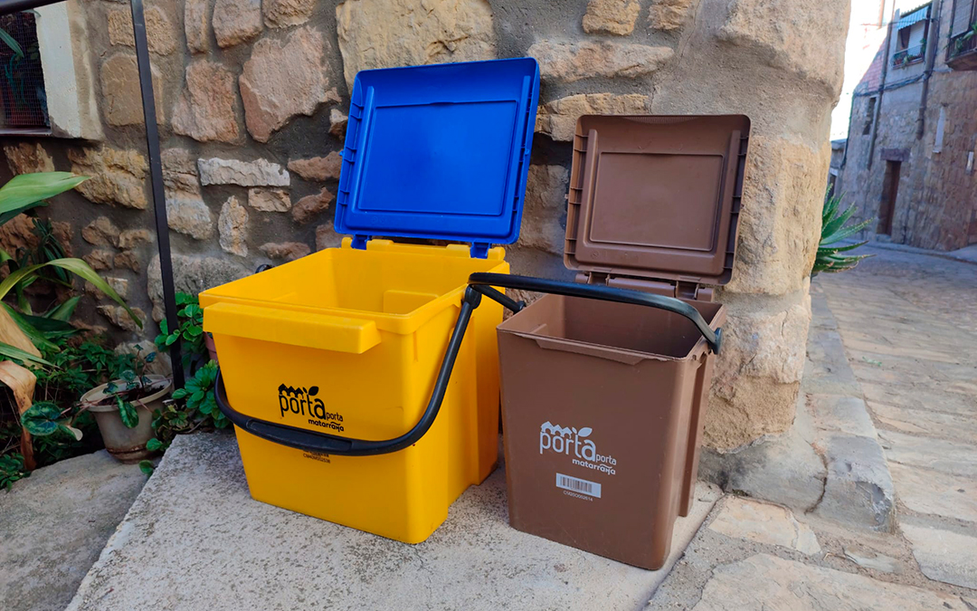 Cubos del servicio de 'Porta a Porta' / Massalió Viu