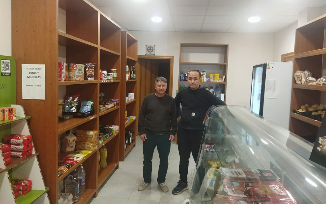 El diputado Javier Ciprés en una visita a comercio rural. / DPT