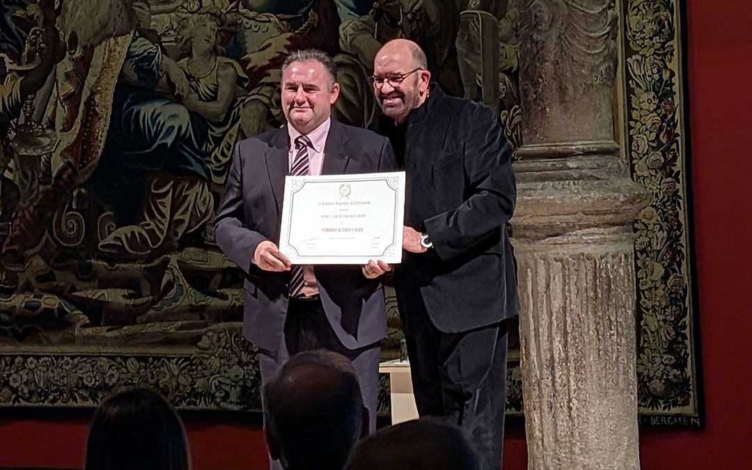 Gabriel Alcober recogió el premio a la mejor almazara./ FERNANDO ALCOBER E HIJOS