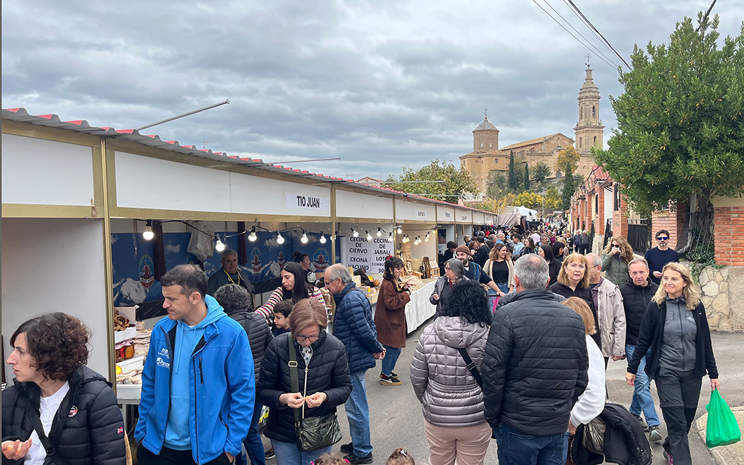 Calles llenas de público el sábado por la mañana / L. Castel