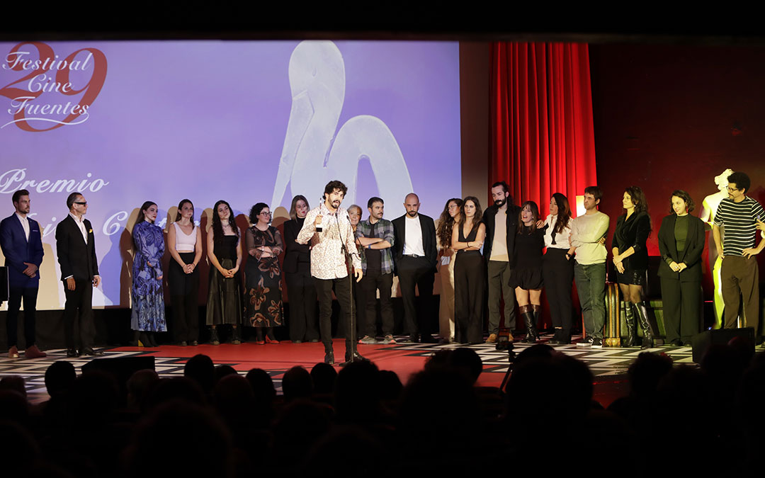 Miguel Casanova y parte del equipo 'Quemarlo tdo', en la clausura del 29 Festival de Cine de Fuentes. / Javier Romeo