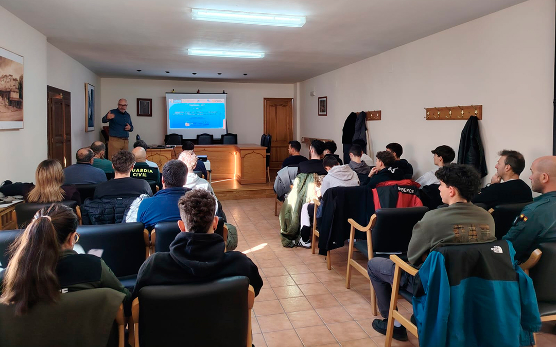 El director del Geoparque, Ángel Hernández, este martes en la jornada en Cañizar del Olivar / La COMARCA
