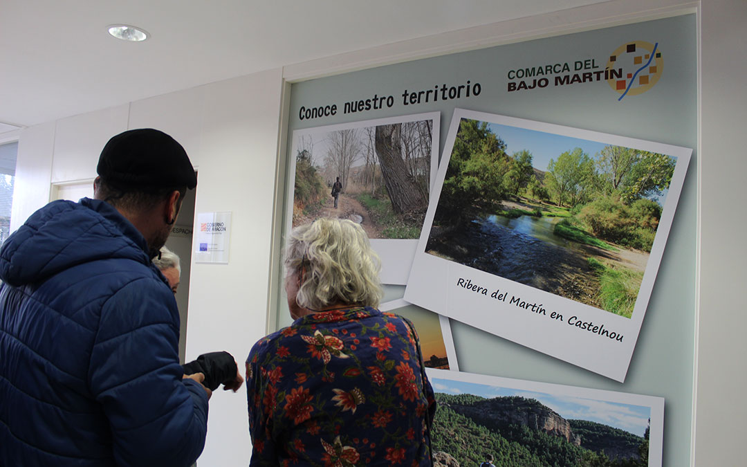 El vestíbulo de la sede de la Comarca del Bajo Martín en Híjar es, desde 2022, un punto dedicado a ofrecer información turística a vecinos y visitantes. / B. Severino