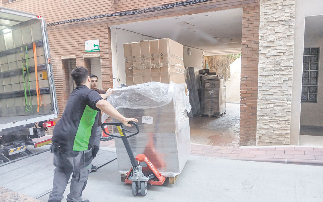 Un momento de la descarga de materiales este verano en la residencia. / EsHíjar