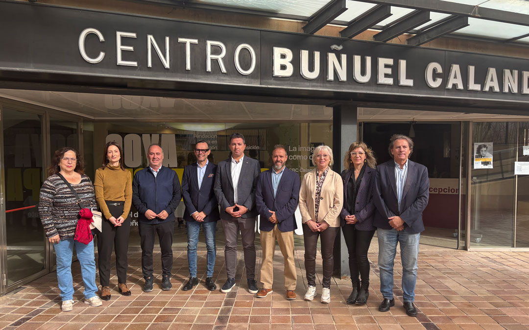 Foto de familia a las puertas del Centro Buñuel Calanda./ M.M.R.