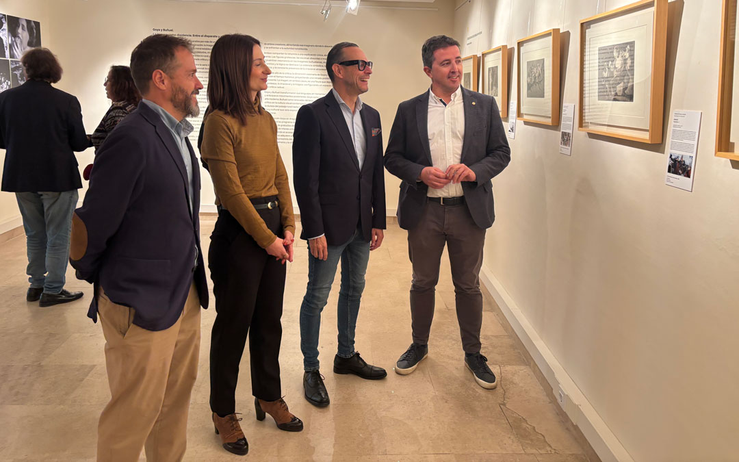 Momento de la visita a la exposición en el Centro Buñuel Calanda./ M.M.R.