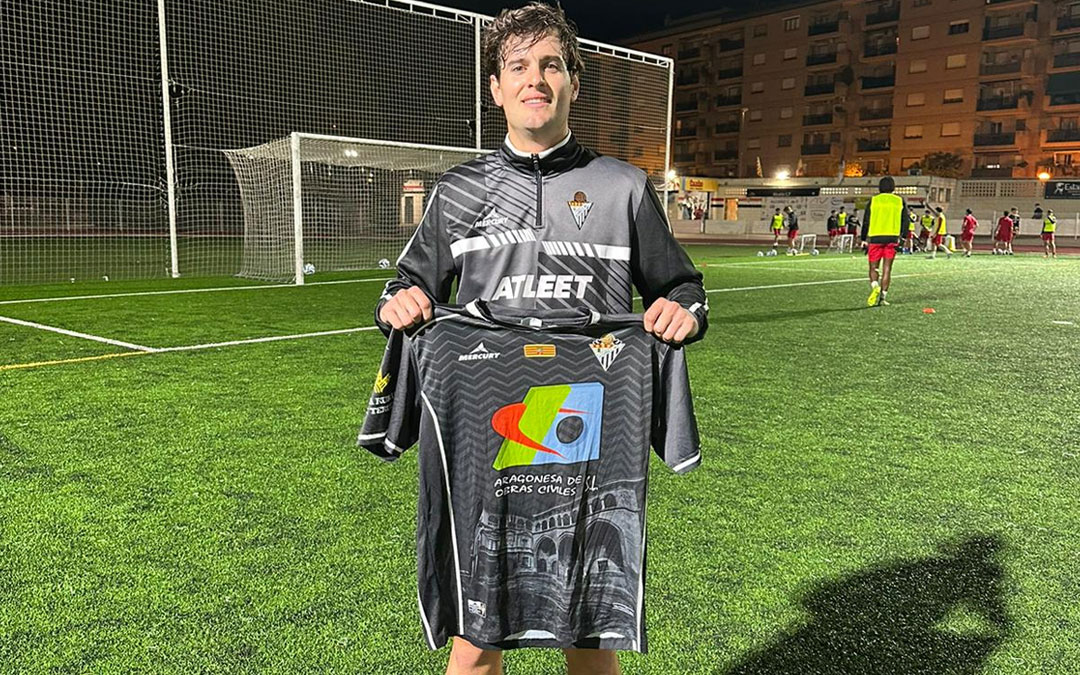 Javi Muniesa posa junto a la camiseta con la que logró 100 partidos con el Alcañiz C.F. / L.C.