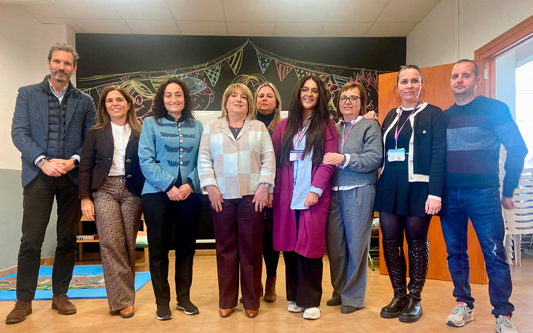 La consejera Hernández (con chaqueta de cuadros) junto a autoridades y la comunidad educativa de Maella./ DGA