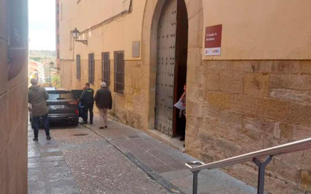 Momento en el que el acusado ha salido de los Juzgados de Alcañiz / Heraldo