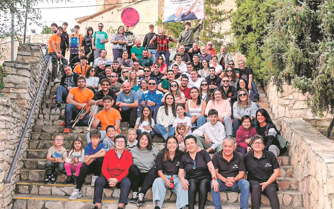 Marisa Ezquerra y José Antonio Martín en primera fila junto a sus dos hijas; Julia y Celia, el día la sorpresa. /Tarayola