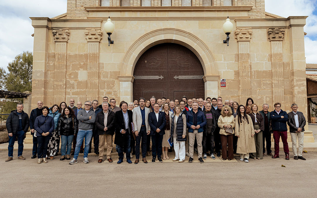 El Consejo General reunió a representantes de los 22 pueblos en la ermita museo de la Semana Santa de La Puebla. / Consorcio Nacional