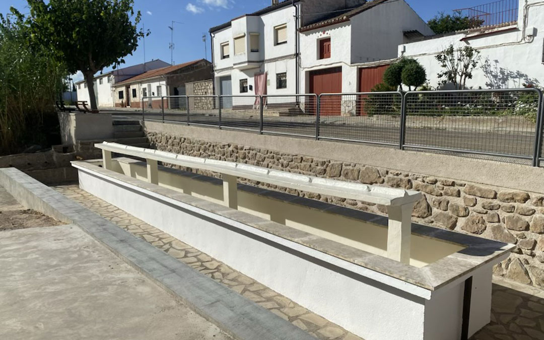 El fregadero poblano La Teja ya luce restaurado en la entrada de La Puebla desde Híjar. / Ayto.