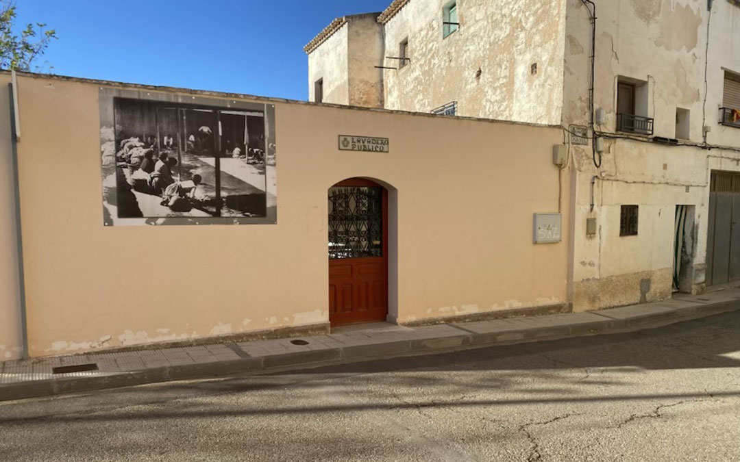 En el Lavadero de La Puebla de Híjar, las fotografías antiguas en las lonas recuerdan sus usos. / Ayto.