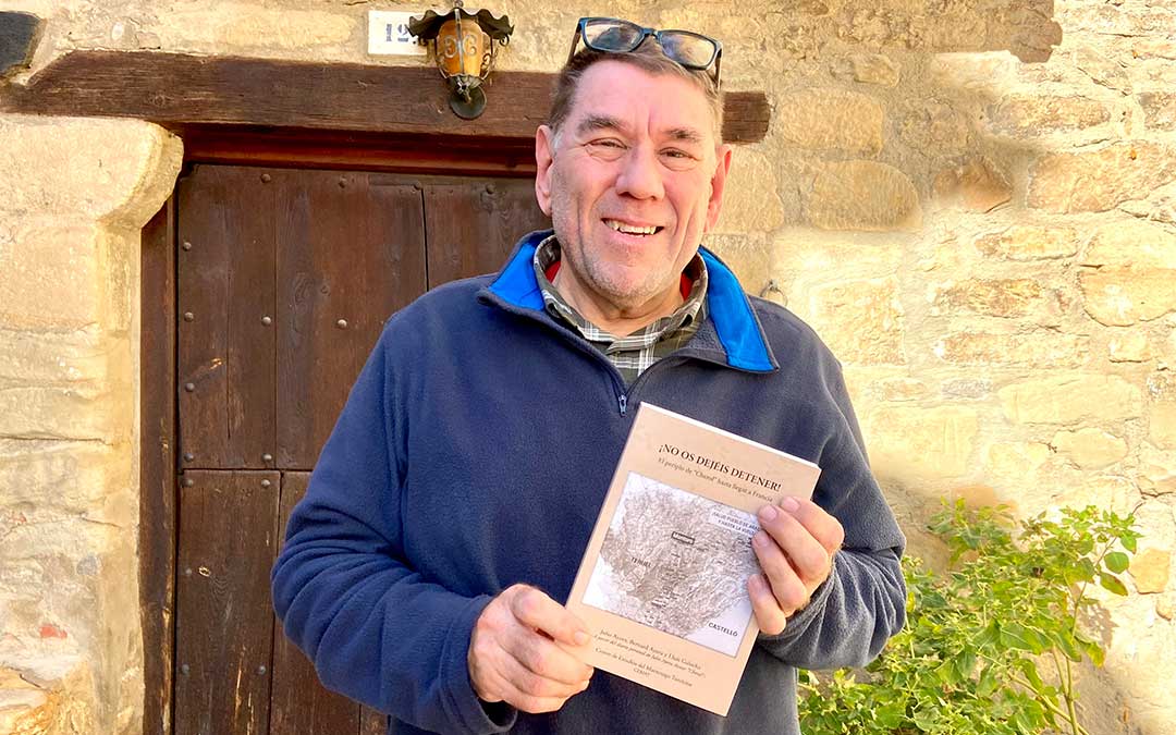 Lluís Galocha, en Mirambel, con un ejemplar del libro que ha publicado / L.G.