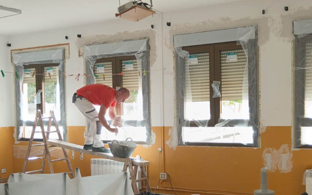 Cambio de ventanas en el colegio de Mazaleón./R.O.