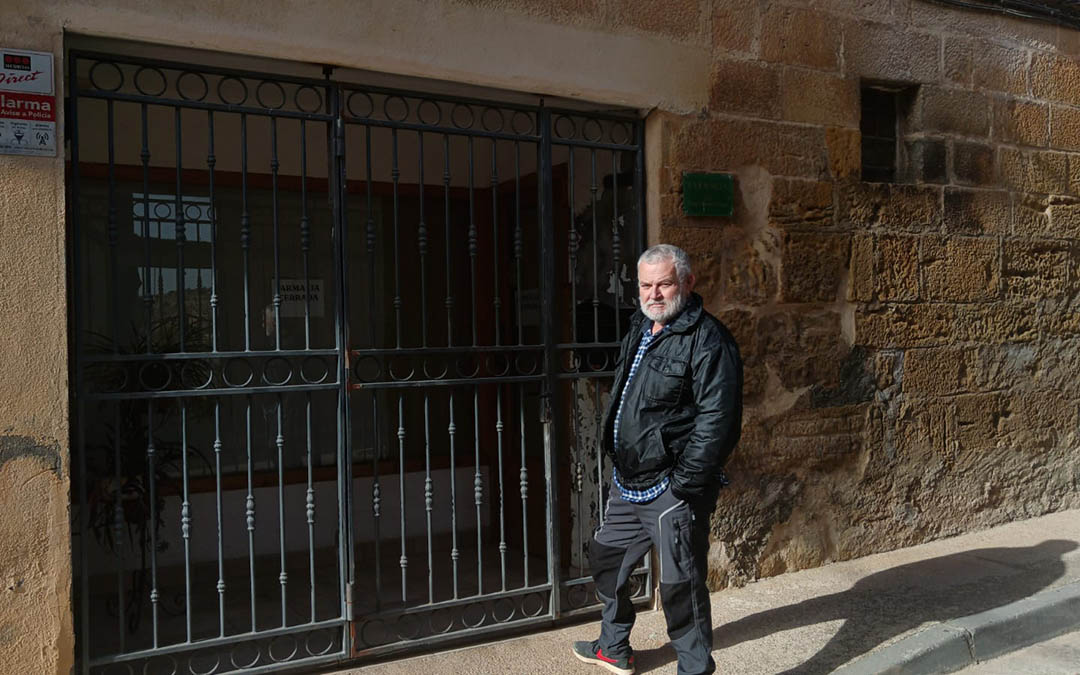 Vecino de Mazaleón ante la farmacia cerrada./R.O.
