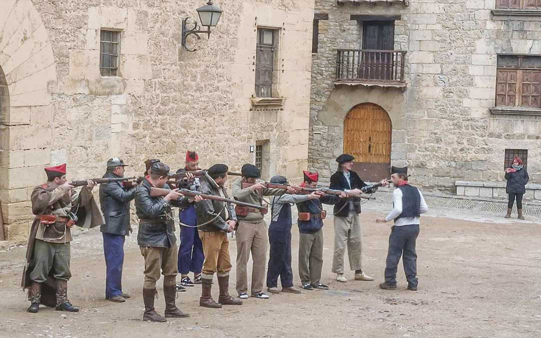 Escena de prácticas con el fusil a los milicianos / Ayto. Mirambel