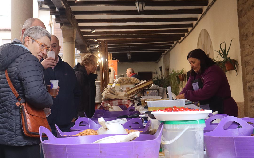 Algunos de los expositores en la feria de Monroyo de Alimentación y Artesanía. / A.Z