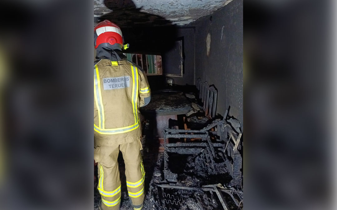 Incendio en una vivienda de Muniesa por el fuego de la chimenea. / Bomberos DPT
