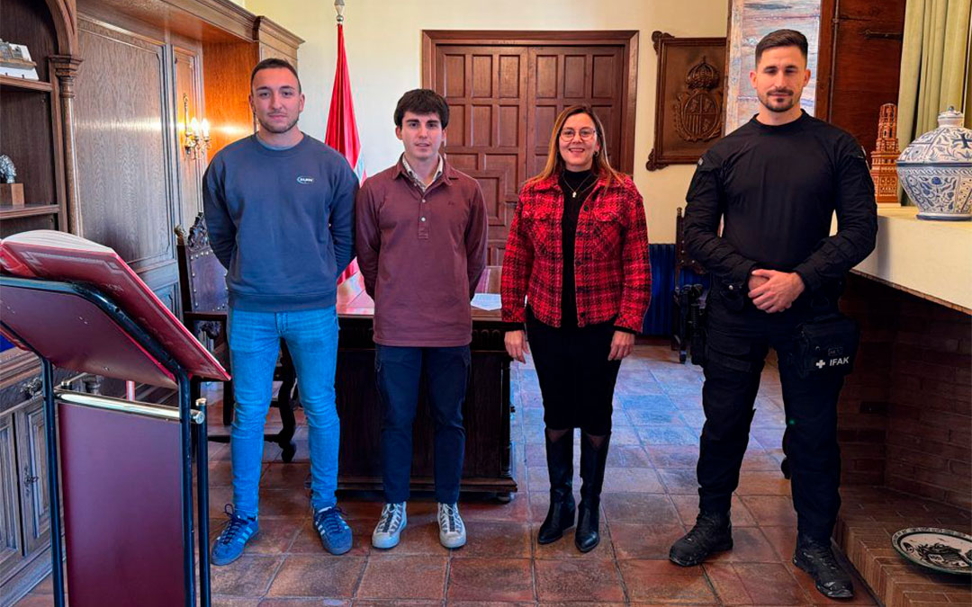 Los dos nuevos agentes junto a la alcaldesa, Ana Jarque, y el jefe de policía, Cristian Villacampa./ Ayto. Caspe