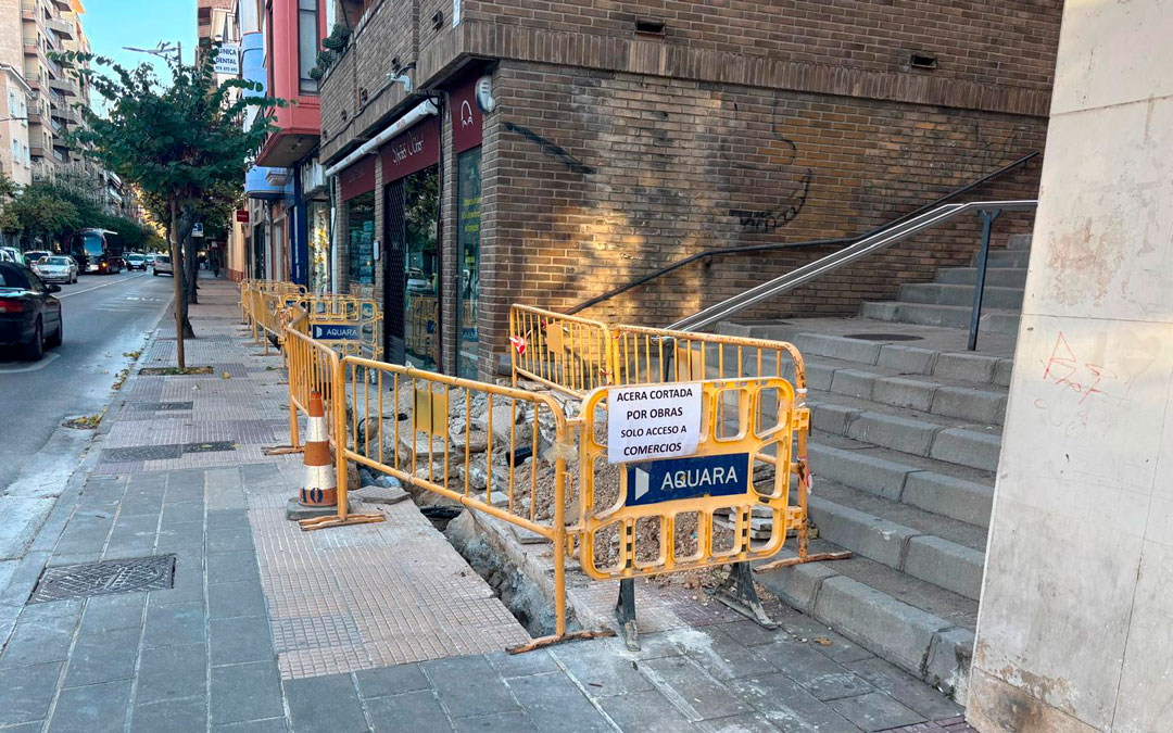 Estado en el que se encontraba la acera ayer frente a la librería Santos Ochoa./ M.M.R.
