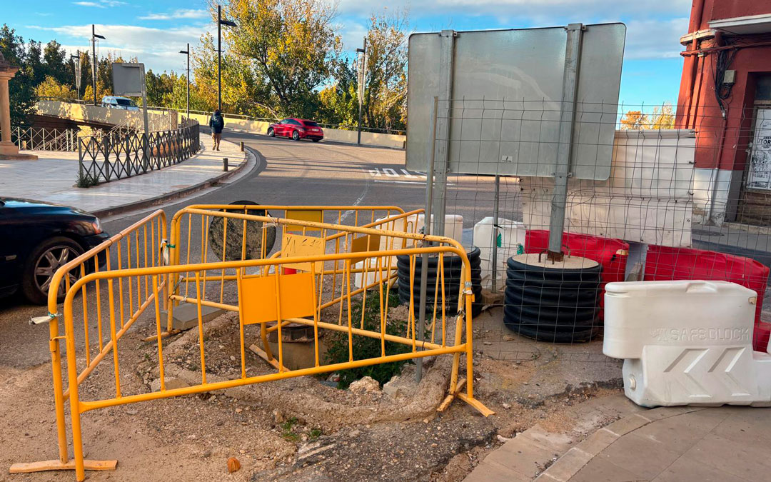 En una de las zanjas de la calle Mayor han crecido malas hierbas./ M.M.R