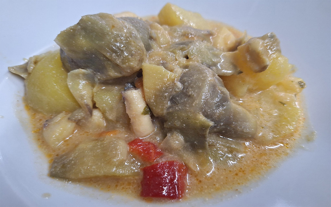 Patatas guisadas con alcachofas y sepia./ Manuel Barrau