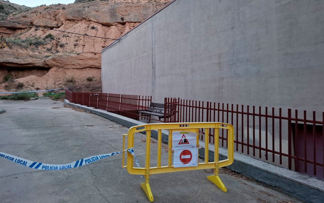 Zona en la que se ha estableció el perímetro policia junto al polideportivo./ AYTO ALCORISA