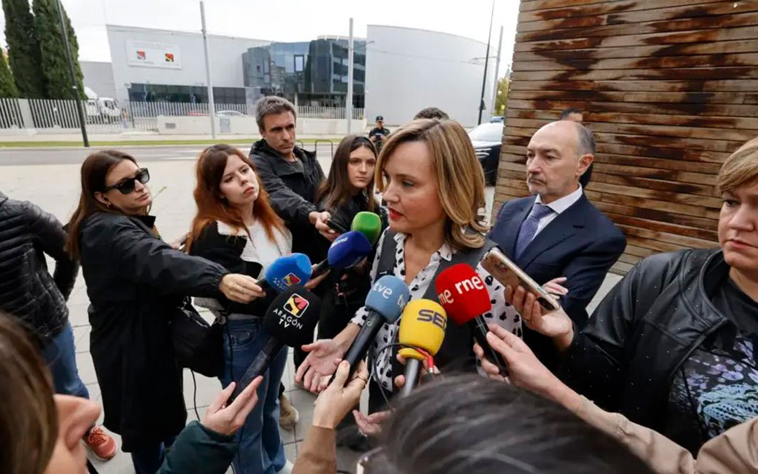 La ministra durante la atención a medios./ HERALDO-Guillermo Maestre