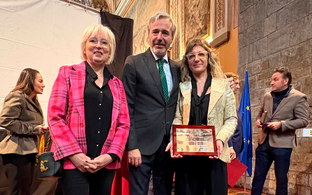 Parte de la corporación de Calanda recogió la placa./AYTO CALANDA