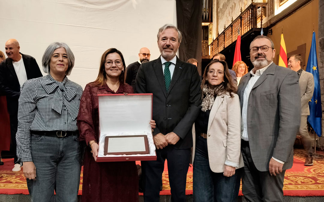 Parte de la corporación recogió la placa al Compromiso de Caspe./ DGA