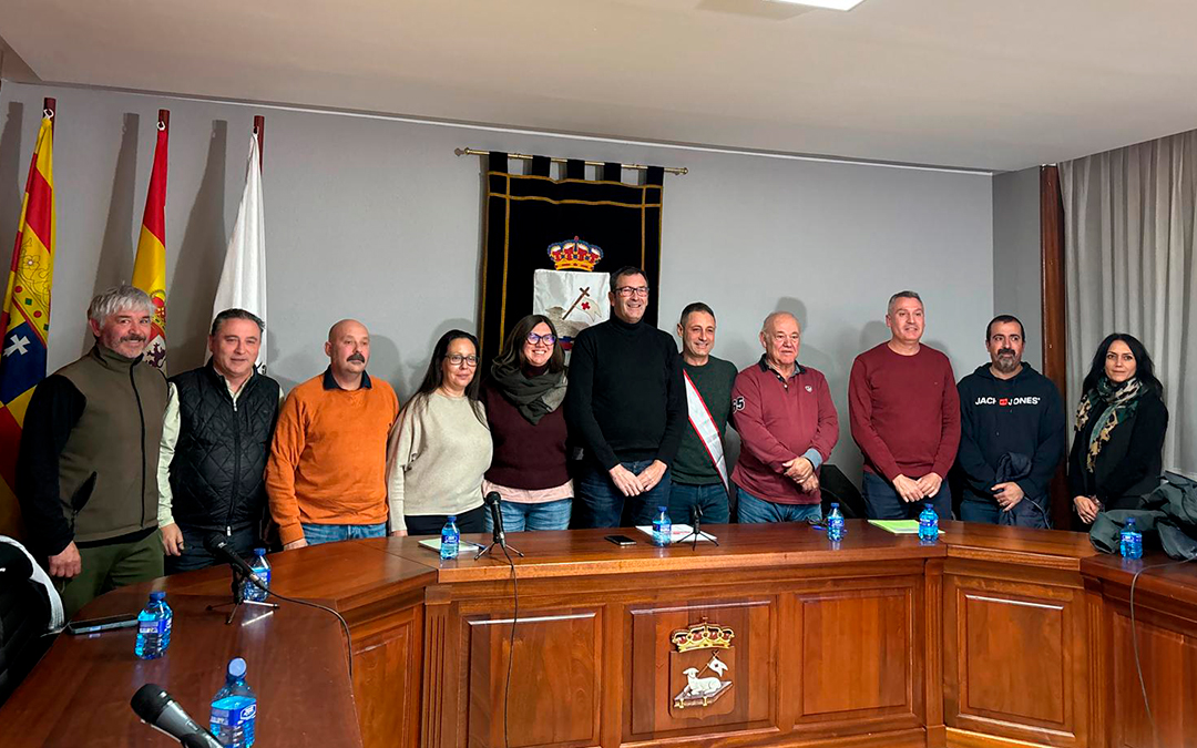 La corporación municipal de Andorra junto al nuevo concejal, Héctor López Pina, del PSOE (con la banda) / Ayto. Andorra