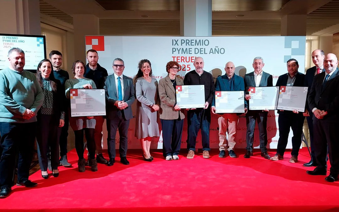 Foto de familia de los premiados en la gala./ CÁMARA