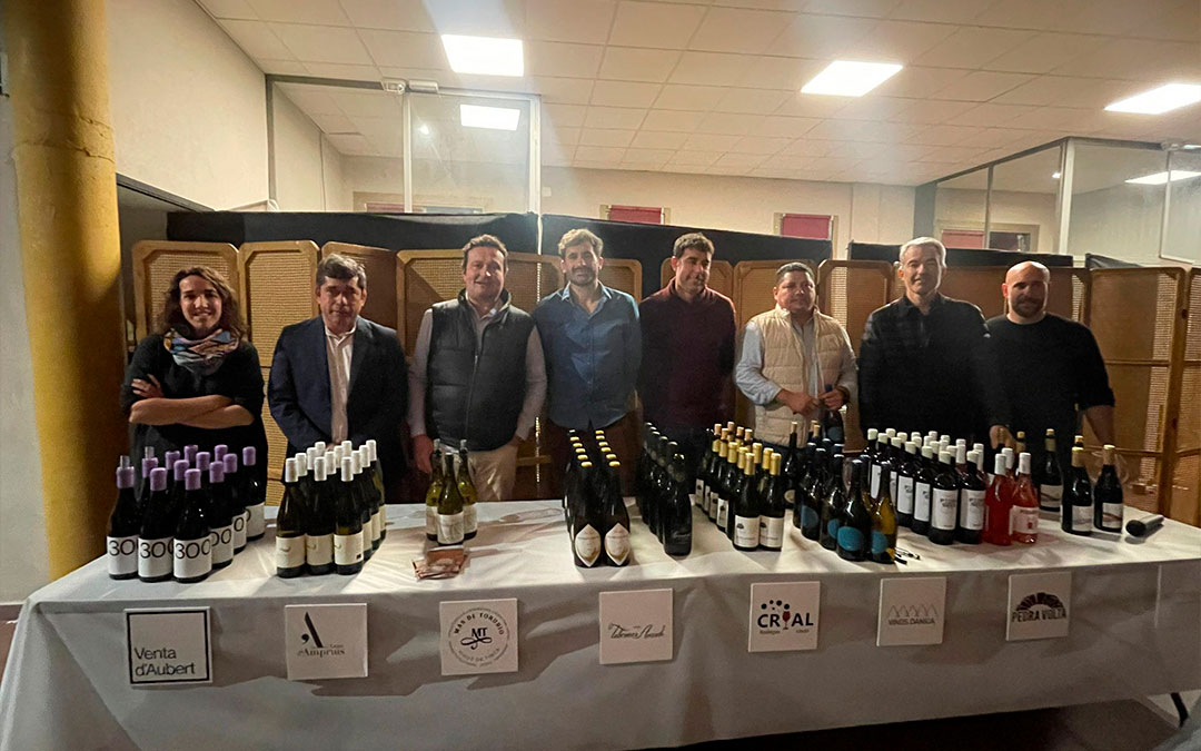 Bodegueros junto a los vinos de la cena maridaje./ S.F.