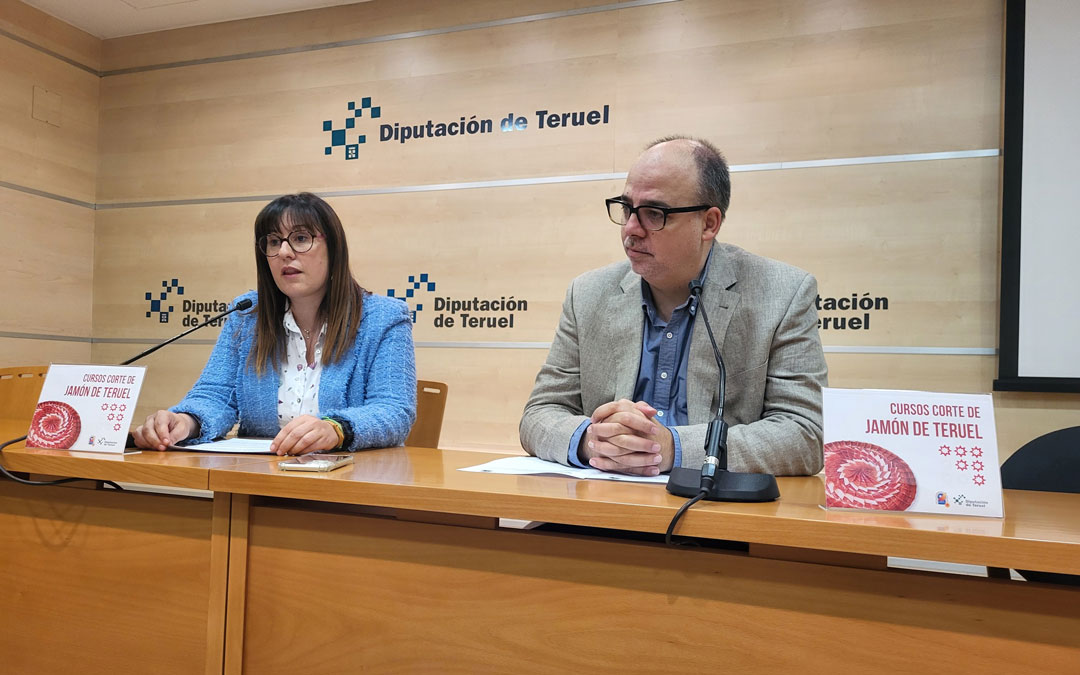 Ricardo Mosteo y Marta Sancho, durante la presentación de la gala./ DPT