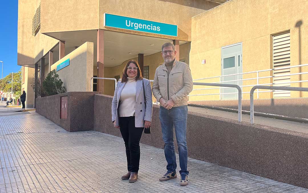 El portavoz del PSOE de Alcañiz, Ignacio Urquizu; y la concejal Ana Belén Andreu, este lunes, delante de Urgencias del Hospital de Alcañiz / L. Castel